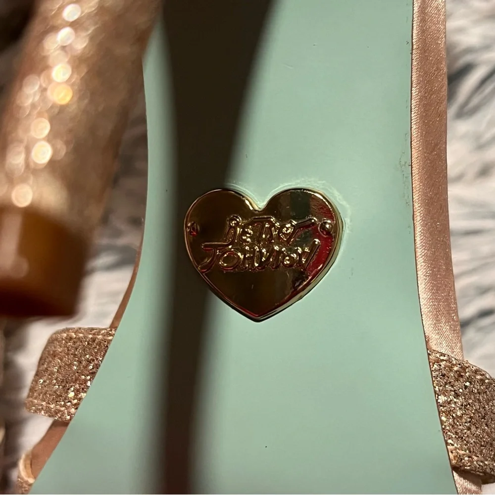 Betsey Johnson Gold Glitter Tee Heels - ***See notes for sizing - Picture 4 of 15